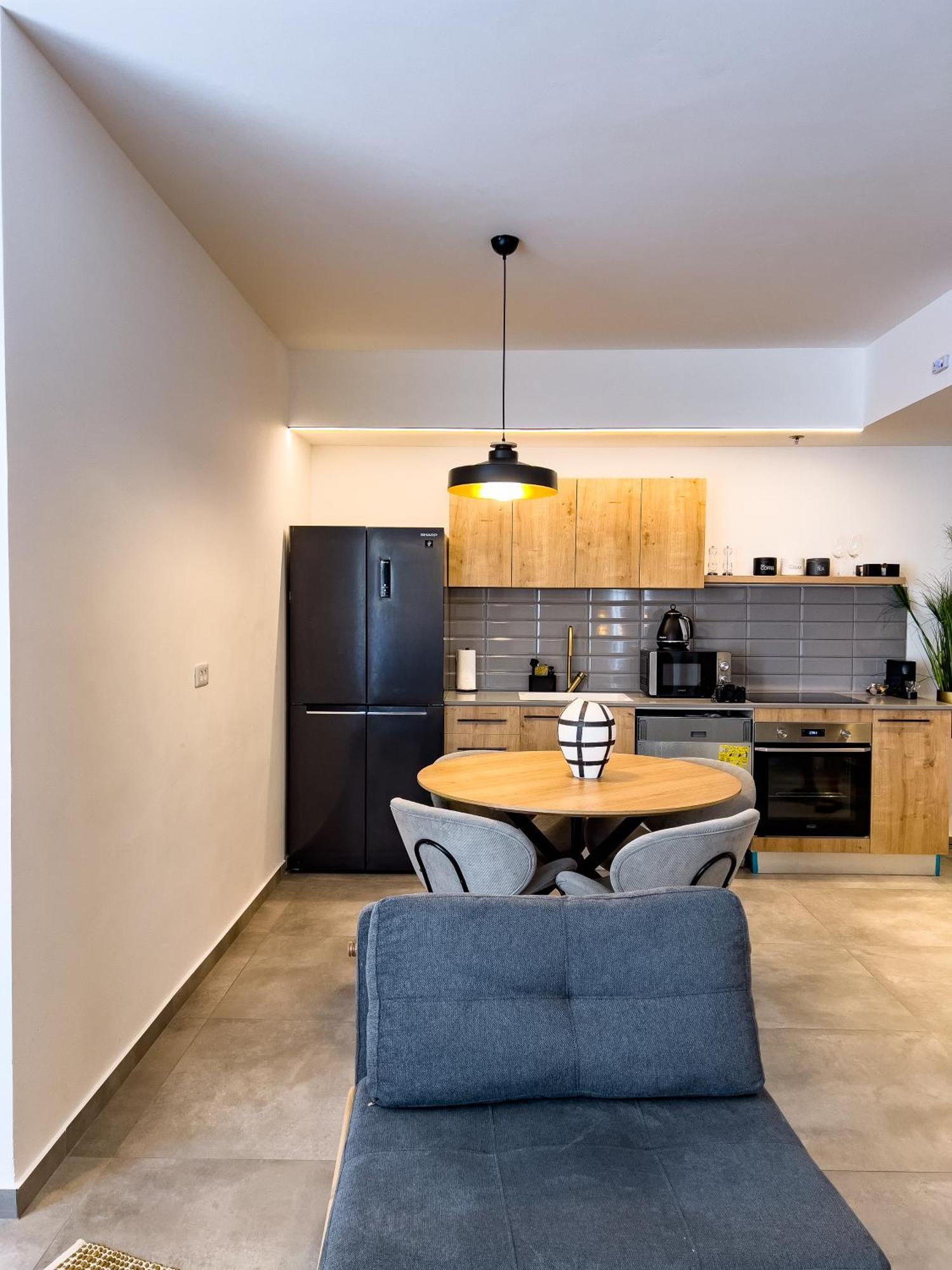 Almogim Avenue Family By Hashdera